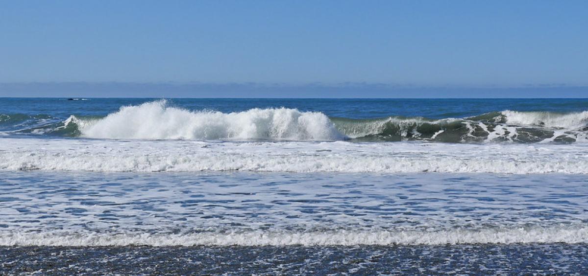 Image of ocean waves rolling in 