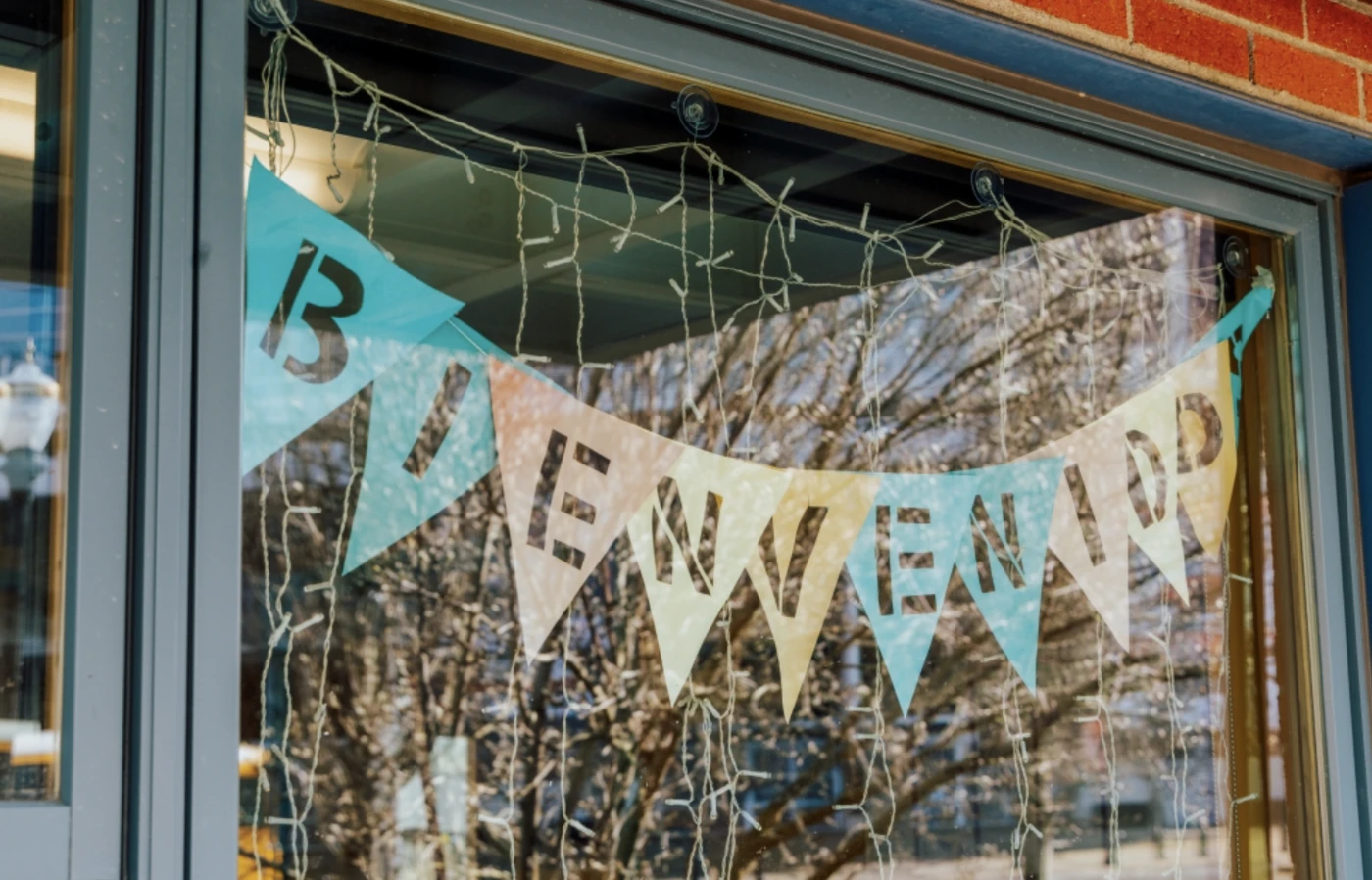 A hanging window sign says "Bienvenidos." 