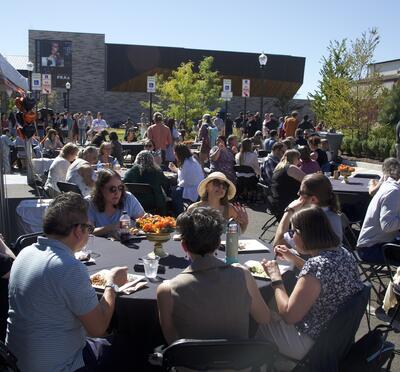 Lunch crowd at PRAx
