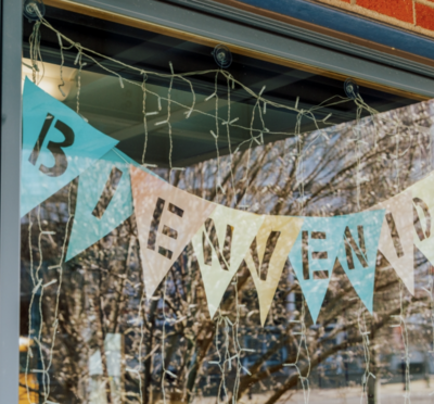 A hanging window sign says "Bienvenidos." 